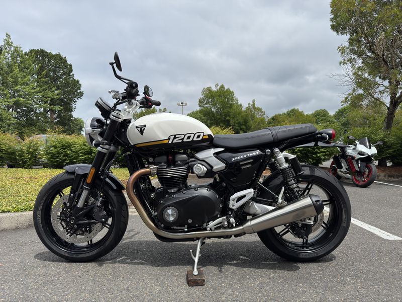 2025 Triumph Speed Twin 1200 - CRYSTAL WHITE - SAPPHIRE BLACK 