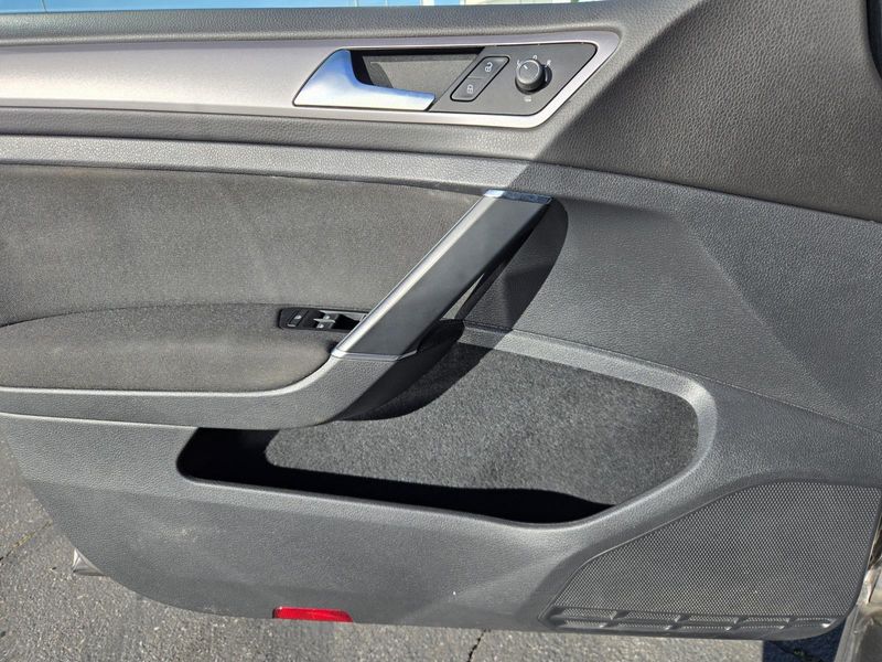 Used 2016 Volkswagen e-Golf 4dr HB SE