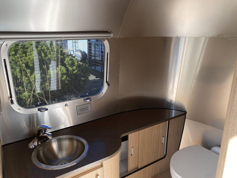 Used 2019 AIRSTREAM FLYING CLOUD 23FB Image 24