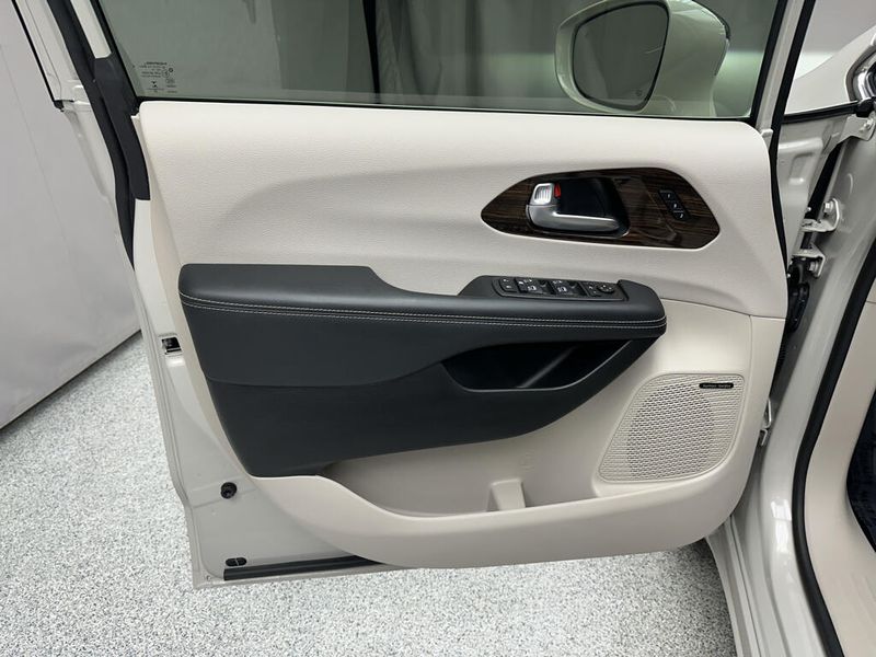 Used 2021 Chrysler Pacifica LimitedImage 3