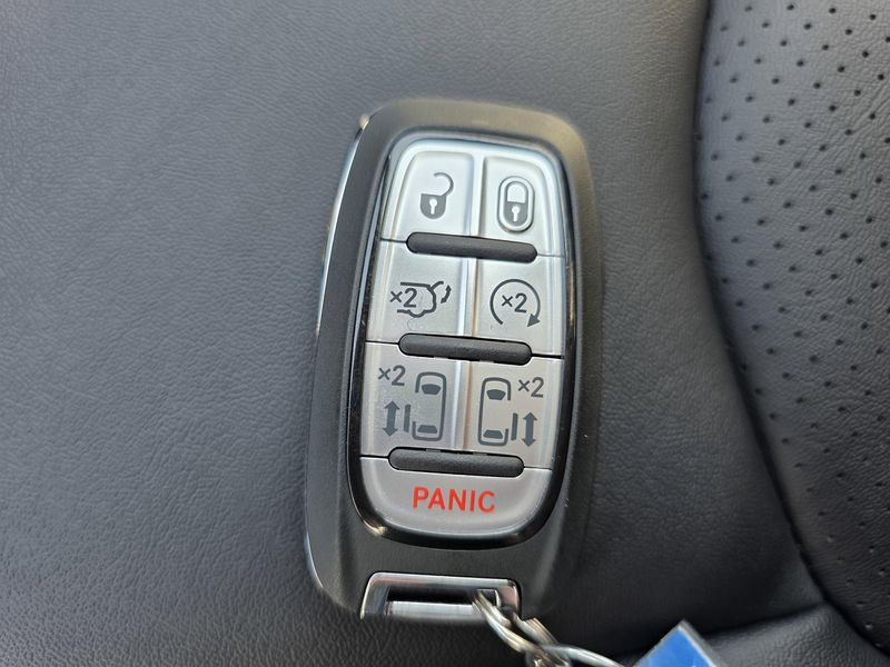 New 2025 Chrysler Pacifica SelectImage 31