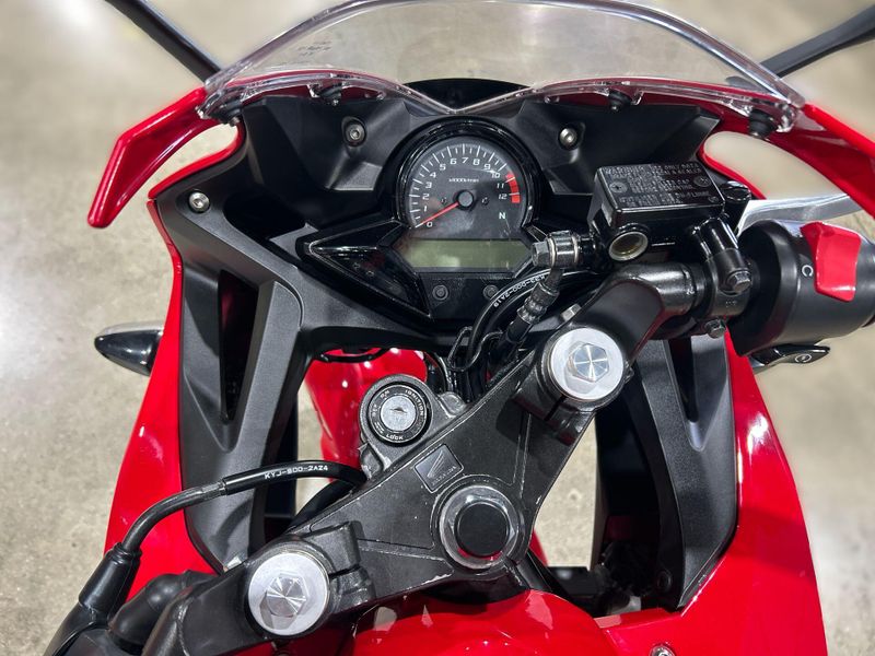 2022 Honda CBR300R Base Image 18