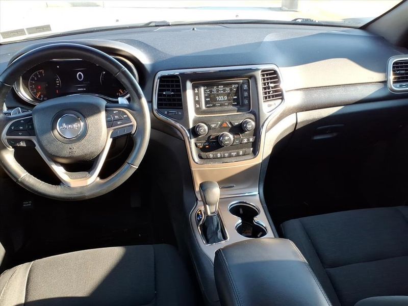 Used 2017 Jeep Grand Cherokee LaredoImage 4