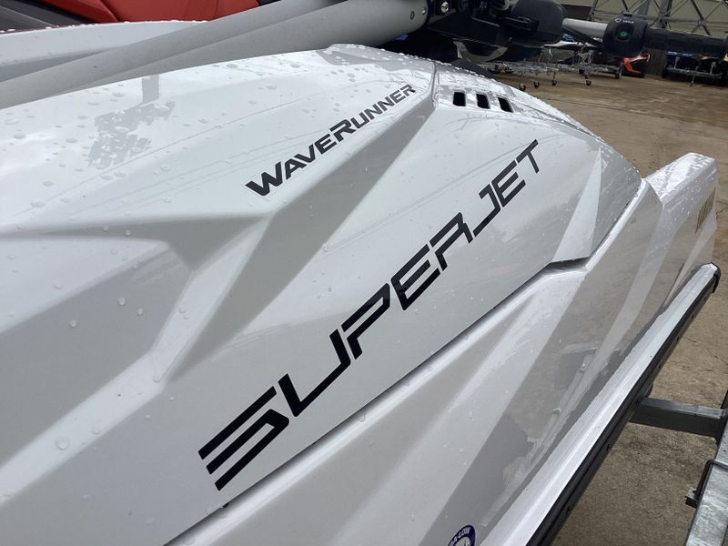 2024 Yamaha SUPERJET WHITE Image 2