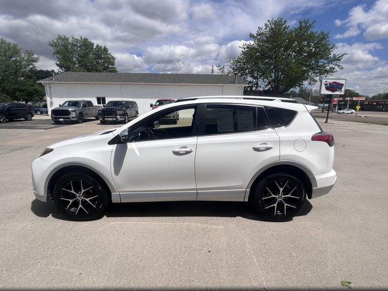 2016 Toyota RAV4 SEImage 5