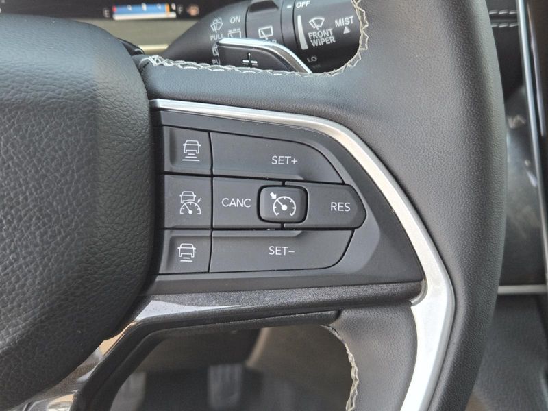 Used 2023 Jeep Grand Cherokee L Laredo 4x2