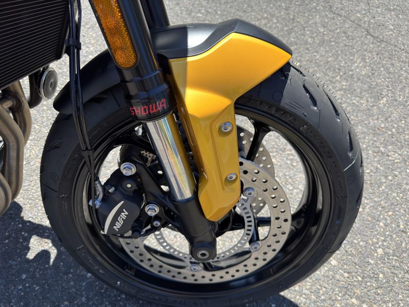 2025 Triumph Trident 660 - COSMIC YELLOW - SAPPHIRE BLACK 