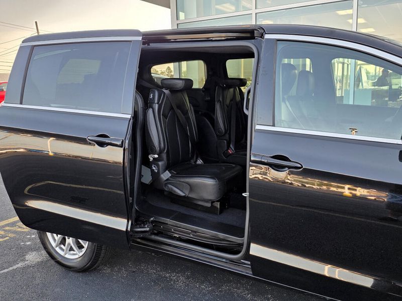 Used 2025 Chrysler Pacifica Select