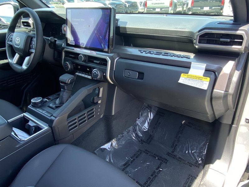2025 Toyota Tacoma TRD Off Road HybridImage 9