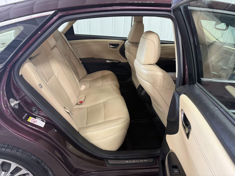 Used 2018 Toyota Avalon LimitedImage 9