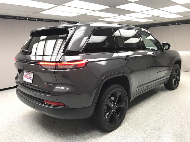 Used 2023 Jeep Grand Cherokee AltitudeImage 4