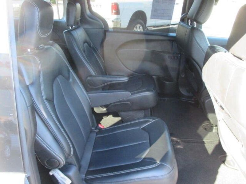 Used 2025 Chrysler Pacifica SelectImage 28