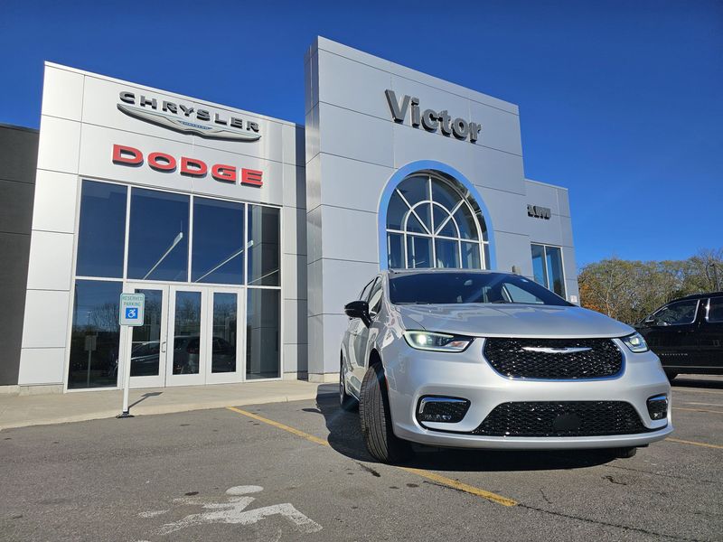 New 2026 Chrysler Pacifica Select AwdImage 2