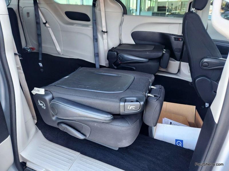 2022 Chrysler Voyager LXImage 40