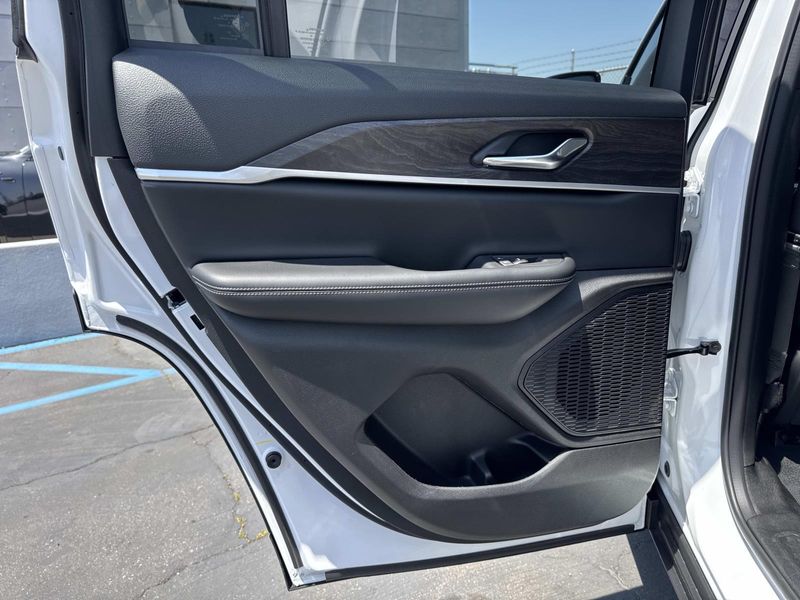 New 2026 Jeep Grand Cherokee Laredo Altitude 4x2