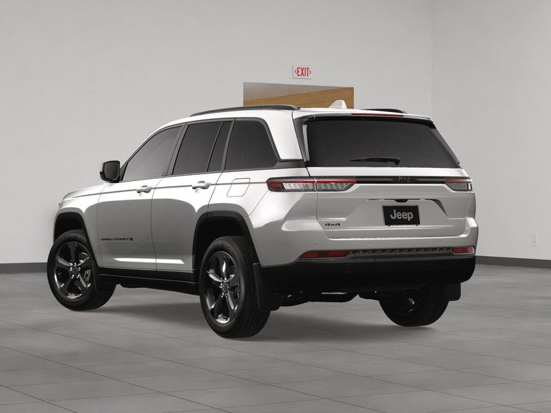 2025 Jeep Grand Cherokee Laredo Altitude photo 4