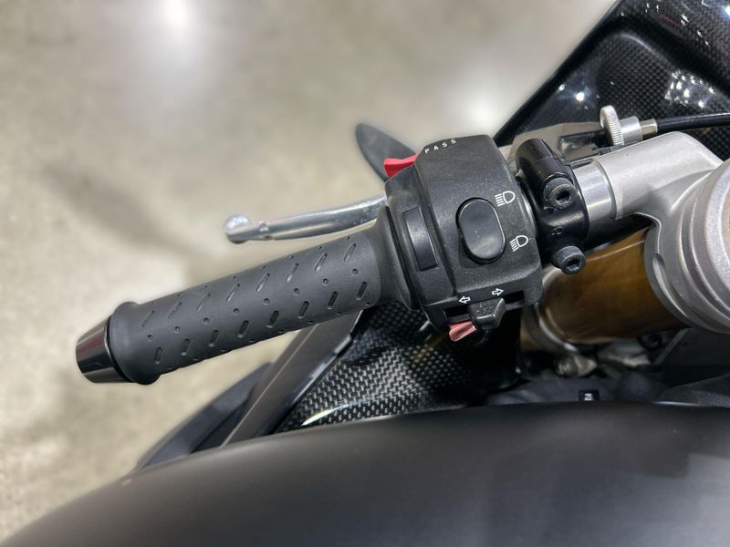 2017 Triumph DAYTONA 675 R Image 19