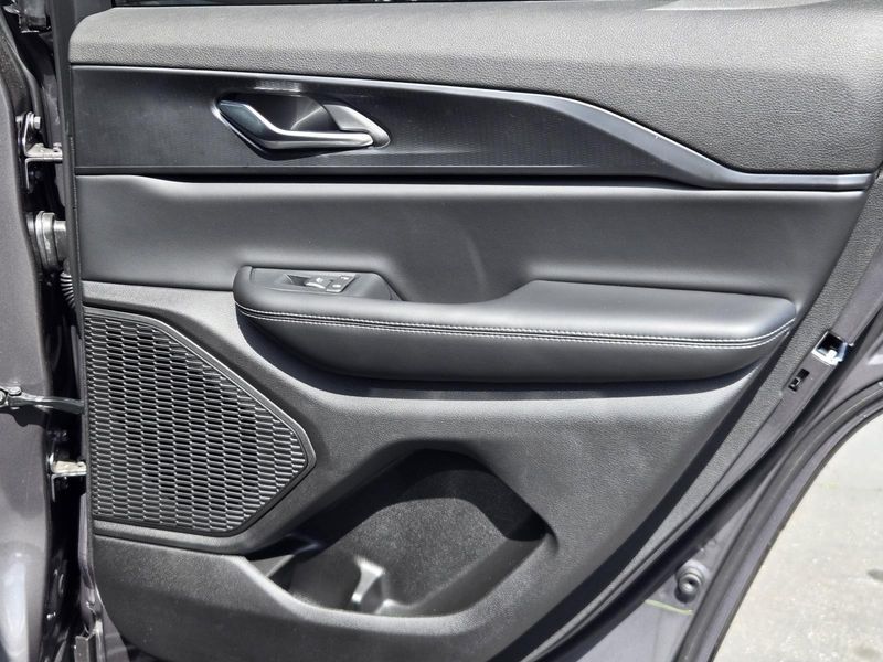 New 2026 Jeep Grand Cherokee Laredo 4x2