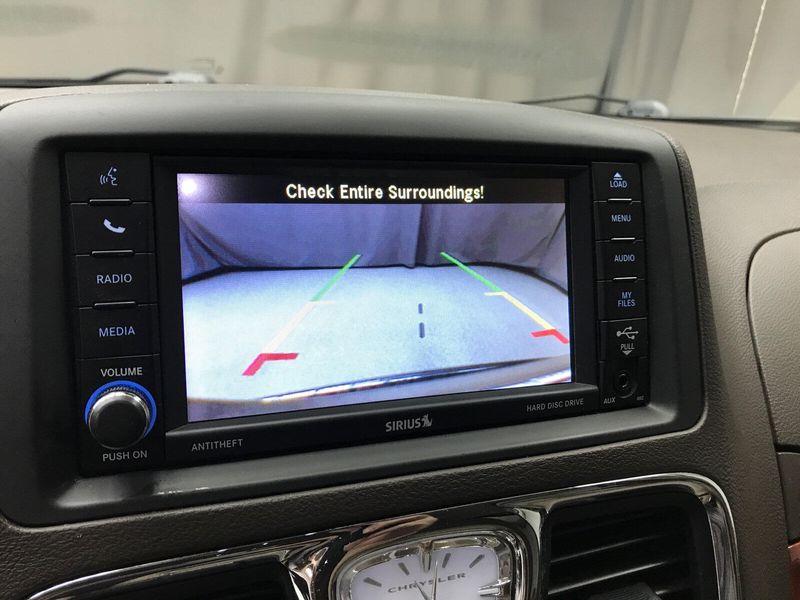 2015 Chrysler Town & Country Touring-LImage 9