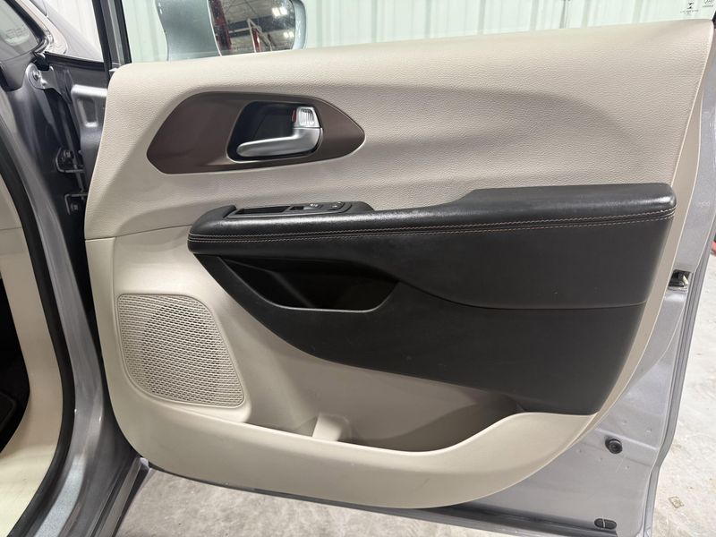 Used 2019 Chrysler Pacifica Touring LImage 11
