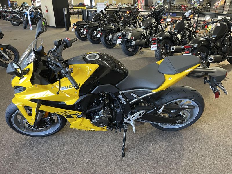 2025 Suzuki GSX-8R Image 6