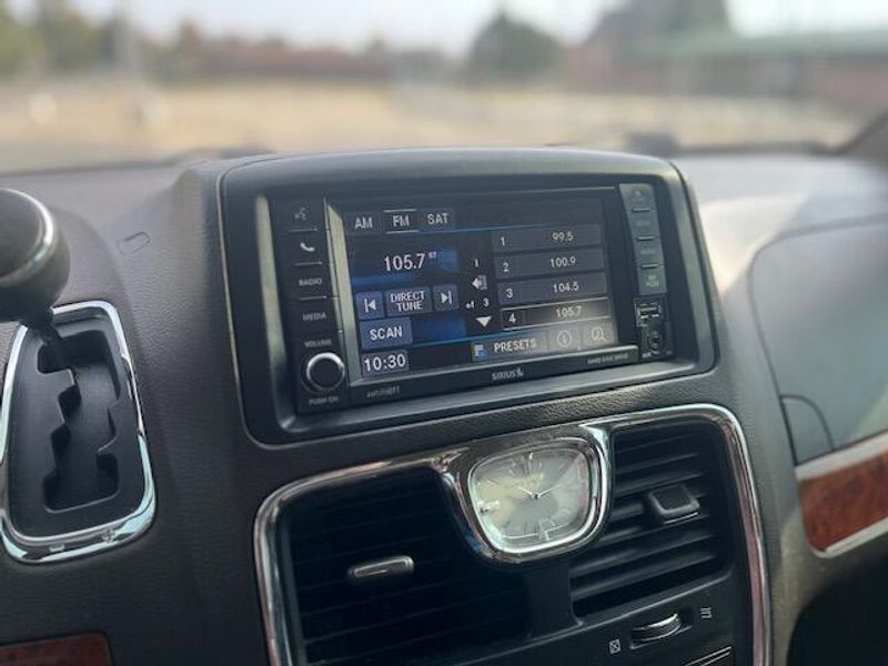 Used 2014 Chrysler Town & Country Image 17