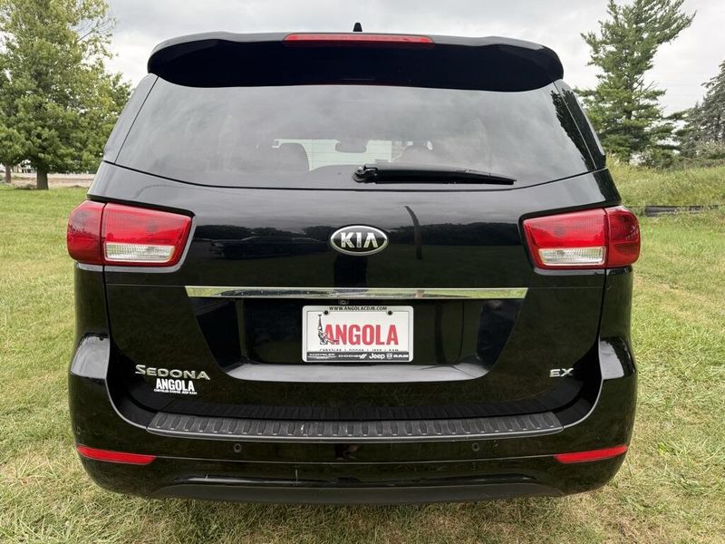 2017 Kia Sedona EX photo 4