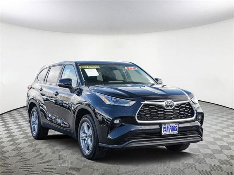 2023 Toyota Highlander LEImage 5