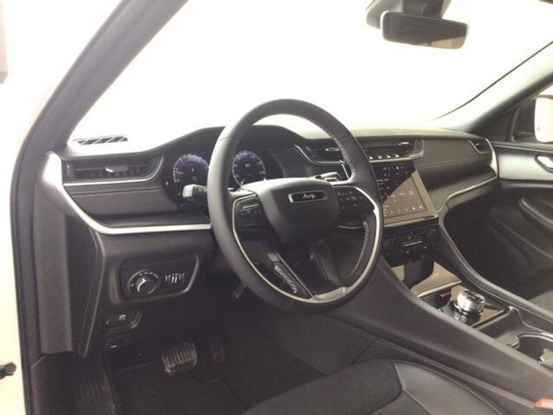 2025 Jeep Grand Cherokee Altitude X 4x2Image 13