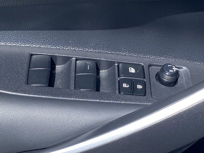 Used 2025 Toyota Corolla SEImage 19