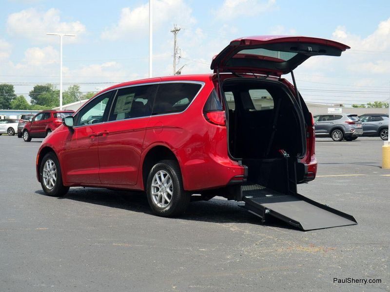 New 2025 Chrysler Voyager LXImage 9