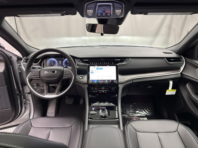New 2025 Jeep Grand Cherokee L Limited 4x4Image 8