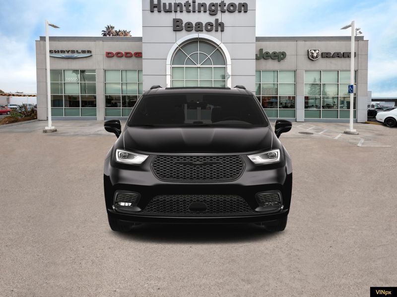 2023 Chrysler Pacifica Limited AWDImage 5