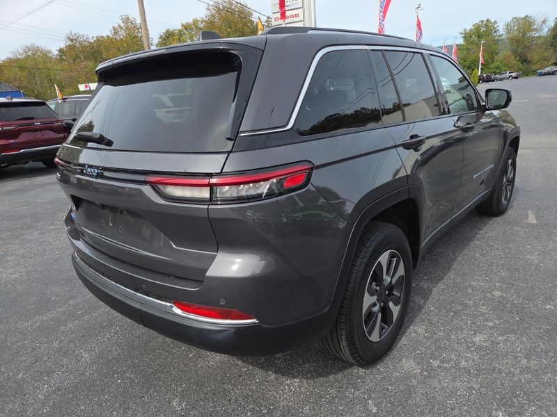 2023 Jeep Grand Cherokee Base photo 3