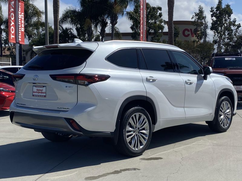New 2025 Toyota Highlander Hybrid PlatinumImage 3