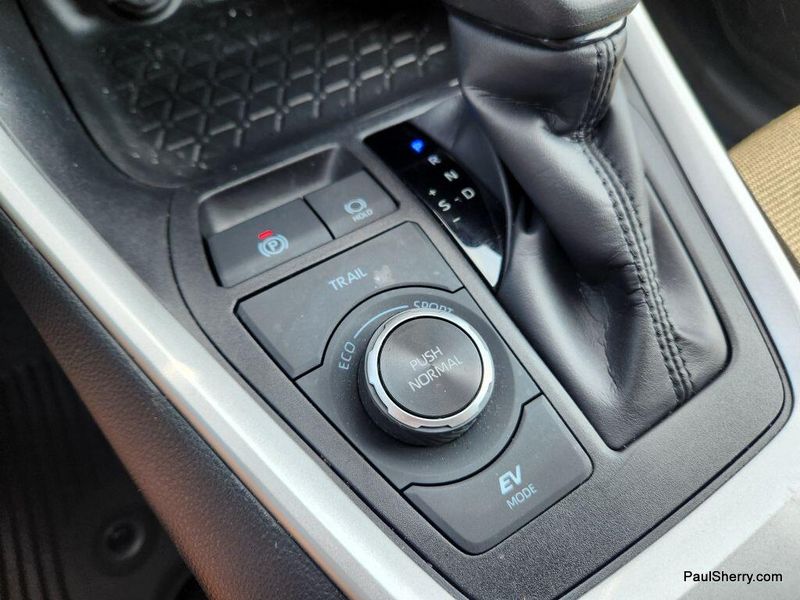 2024 Toyota RAV4 Hybrid LE photo 33