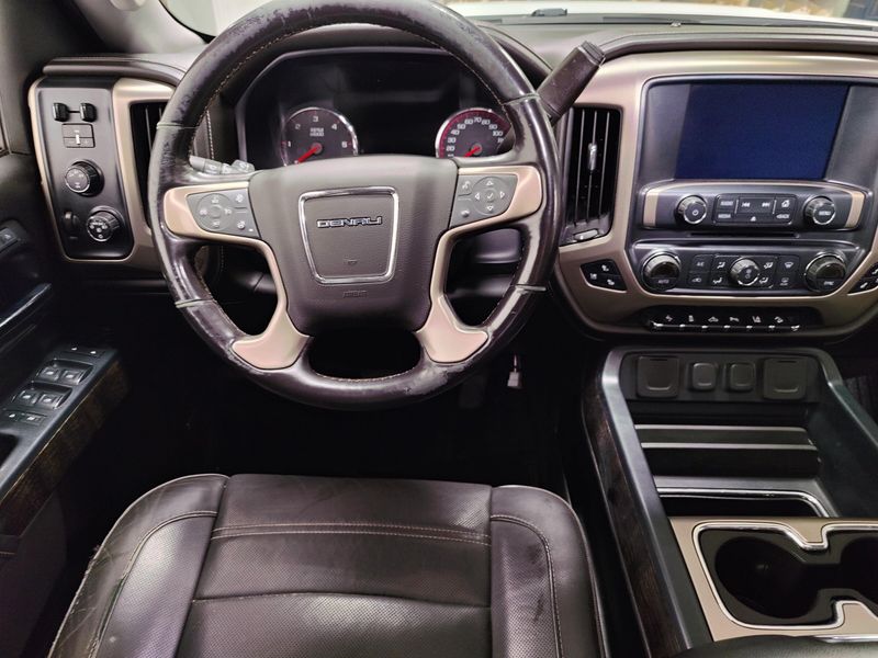 Used 2016 GMC Sierra 2500HD Denali Z71 4x4 Crew Cab w/SunroofImage 17