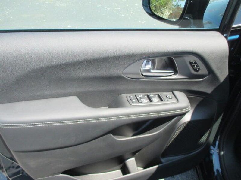 New 2025 Chrysler Pacifica SelectImage 16