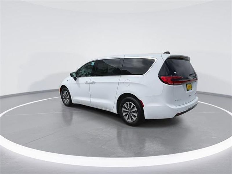 New 2024 Chrysler Pacifica Plug-in Hybrid SelectImage 6