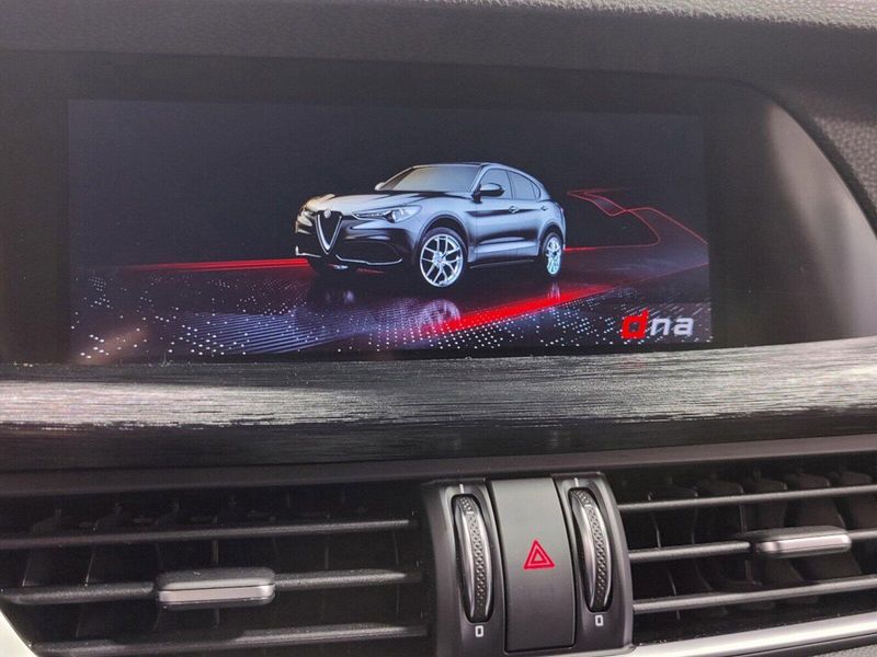 2022 Alfa Romeo Stelvio AWD w/Sunroof/NavImage 28