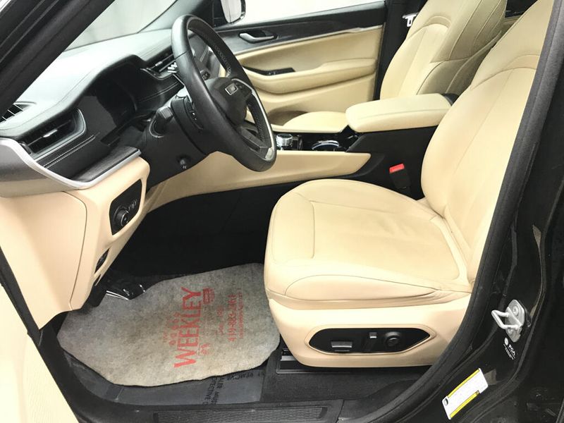 Used 2023 Jeep Grand Cherokee L LimitedImage 4