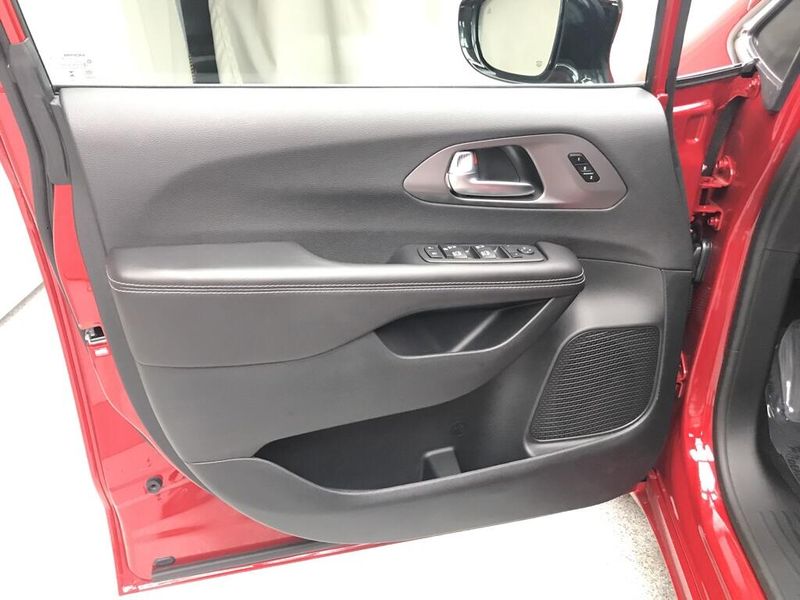 New 2026 Chrysler Pacifica SelectImage 3