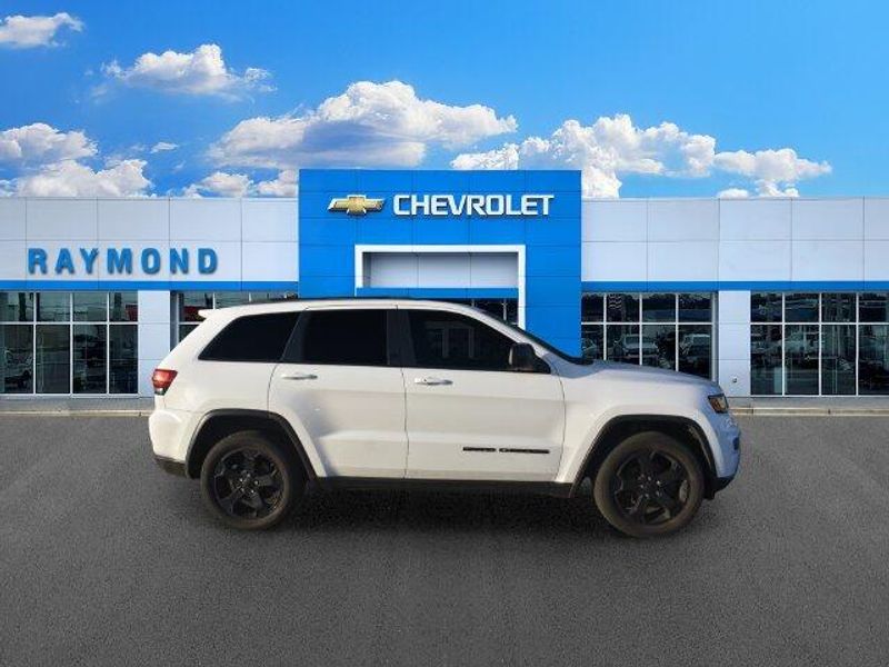 Used 2020 Jeep Grand Cherokee LaredoImage 2