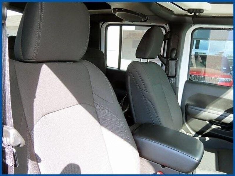 2022 Jeep Gladiator Altitude photo 9