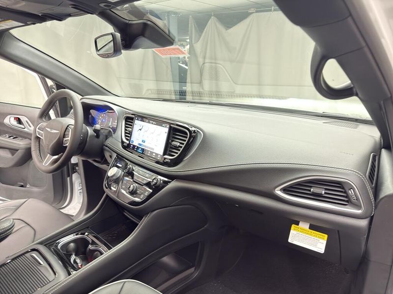 New 2026 Chrysler Pacifica Limited AwdImage 15