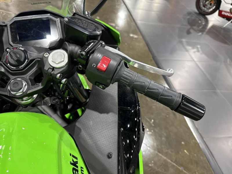 2025 Kawasaki NINJA 500 KRT EDITION SE ABS  in a LIME GREEN/EBONY/PEARL BLIZZARD WHITE exterior color. Del Amo Motorsports of Redondo Beach (424) 390-7811 delamomotorsports.com 