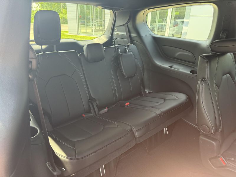 Used 2025 Chrysler Pacifica Select
