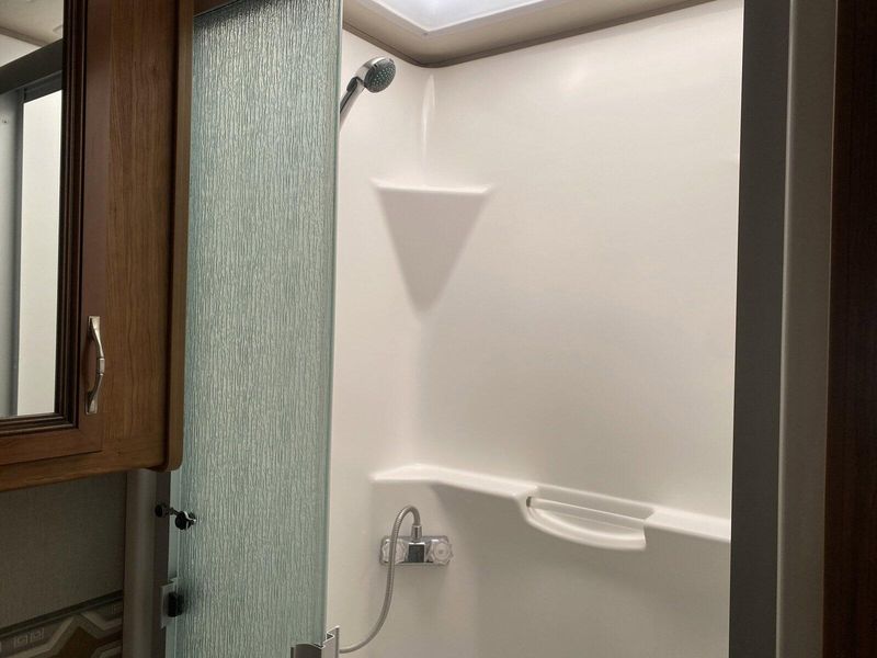 Used 2016 HOLIDAY RAMBLER VACATIONER 34ST MOTOR HOME Image 27