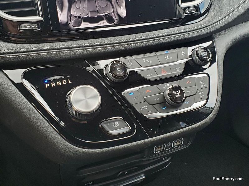 New 2025 Chrysler Pacifica SelectImage 33