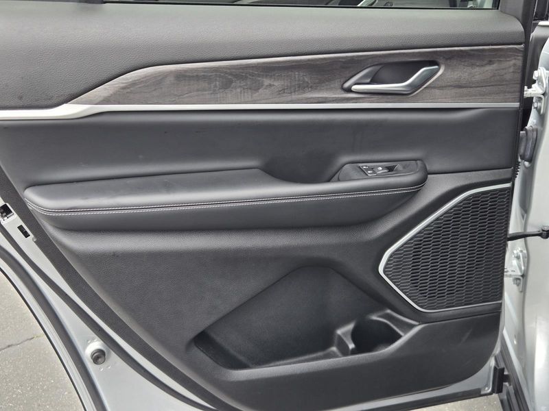 Used 2022 Jeep Grand Cherokee L Limited 4x2